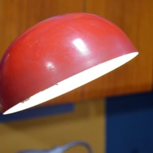 Lampada da tavolo industriale rossa con morsetto anni '70 – The House of  Vintage