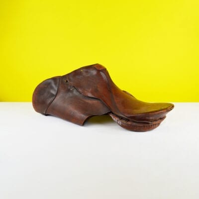 Sella da cavallo vintage in pelle marrone