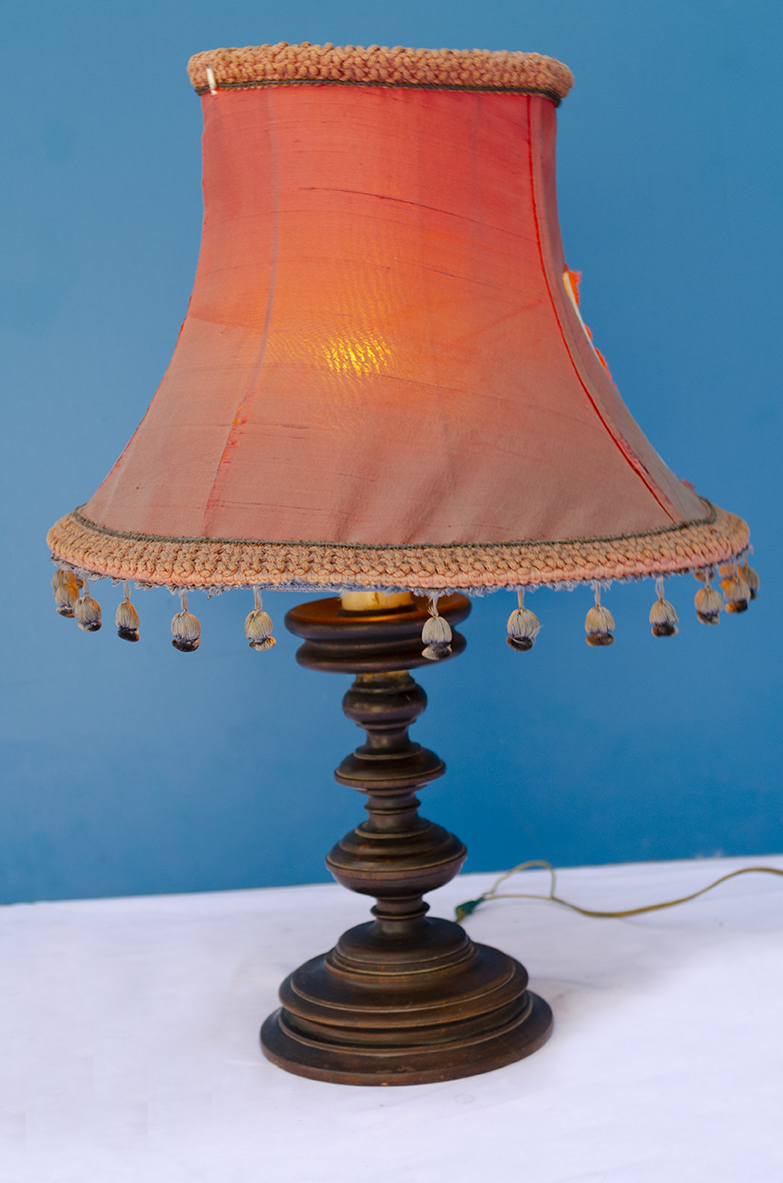 Lampada da tavolo antica in legno e tessuto con nappe – The House of Vintage